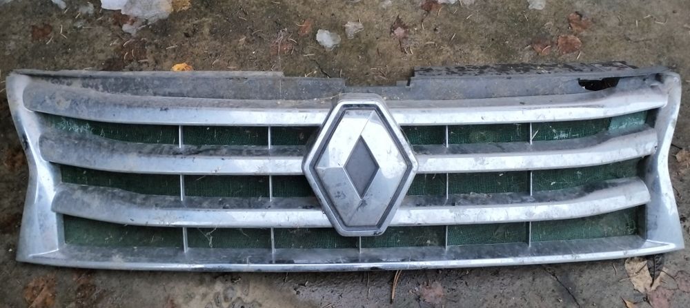 Рено Дастер, решетка радиатора