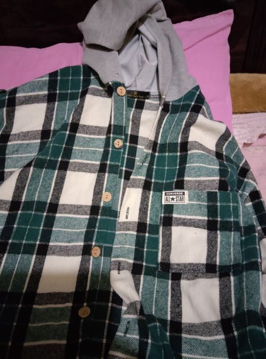 фланелевая рубашка в клетку с капюшоном от Levi's и Converse.
