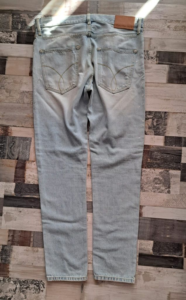 Blugi Calvin Klein și cămașa Levis