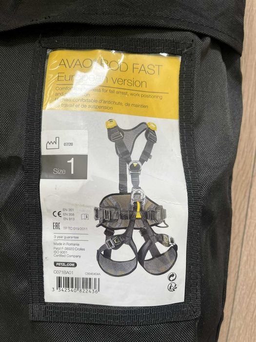 Сбруя Petzl AVAO и каска Petzl Vertex Vent