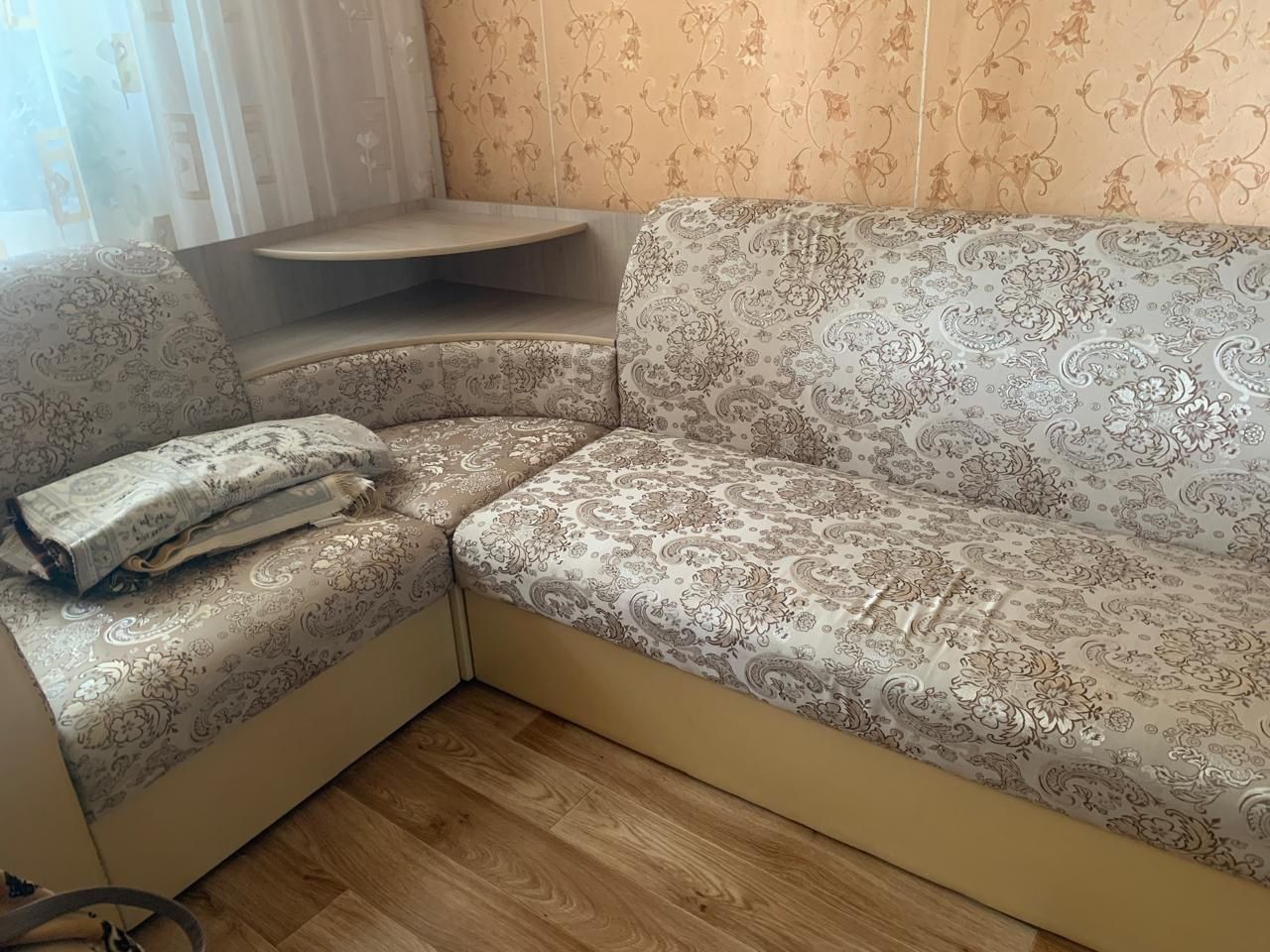 Продам угловой диван и диван поменьше диван