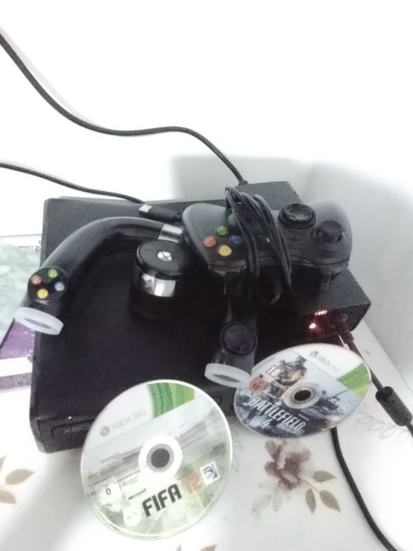 Xbox360cu două controlului și două jocuri FIFA 12 și battlefield4