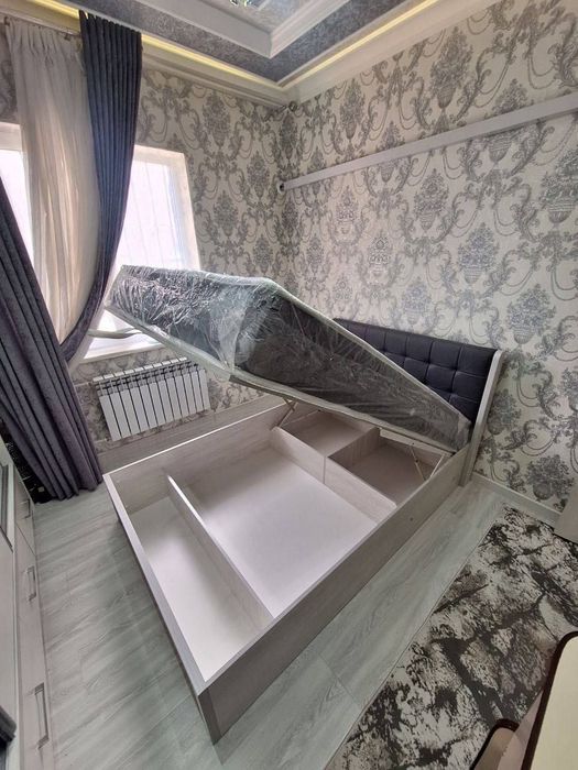 Полтора спальная кровать.