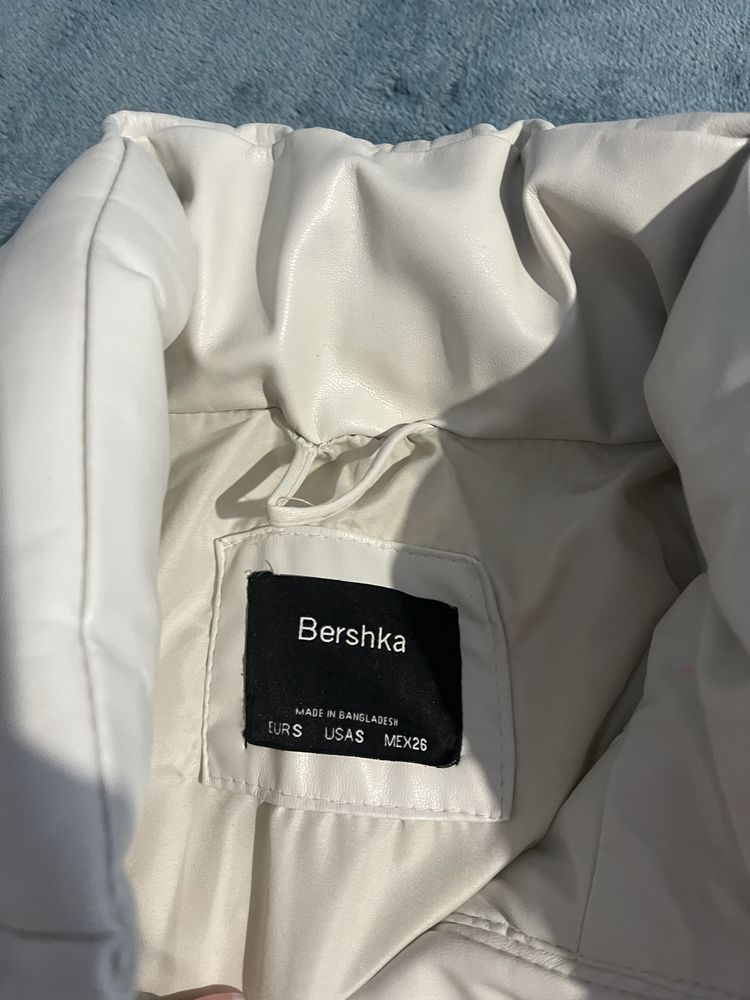 Зимно бяло/кремаво кожено яке Bershka S размер