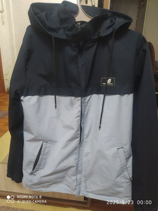 Продам ветровку в отличном состоянии.