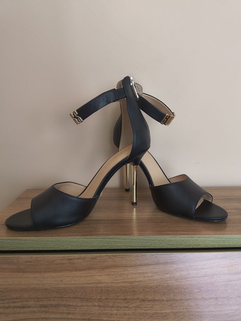 Обувки на висок ток Guess