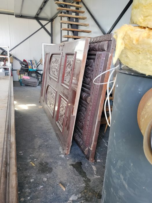 Vând set masa și poartă sculptate lemn masiv.