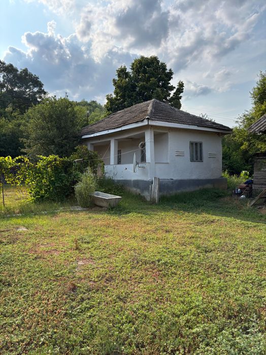 Casă bătrânească + teren de vanzare