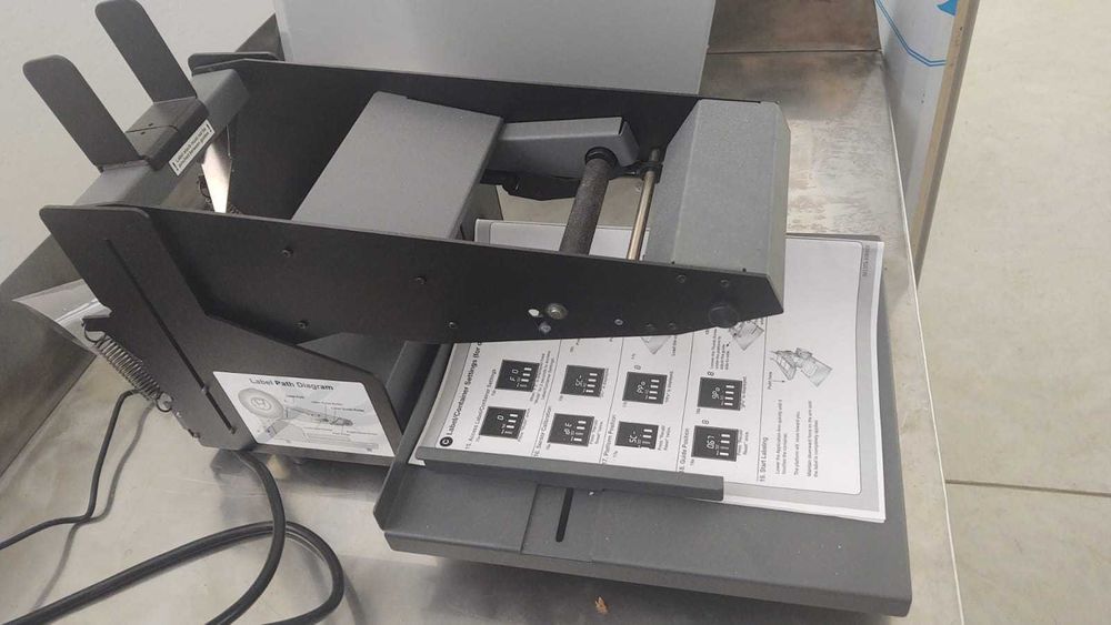 Aplicator de etichete pentru suprafete plane ( Etichetare pe plat  )