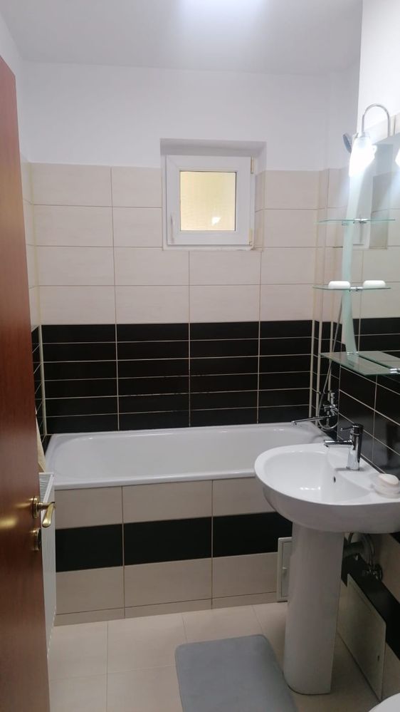 Apartament cu 3 camere de închiriat, bloc nou, zona ultracentrală