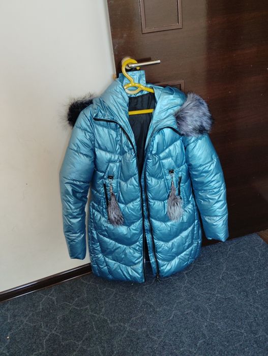 Hitoy kurtka qalin deyarli yangi 2.  3 marta kiyilgan