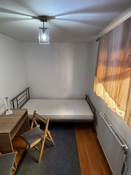 Da închirie o camerā dintrun apartament cu trei camere