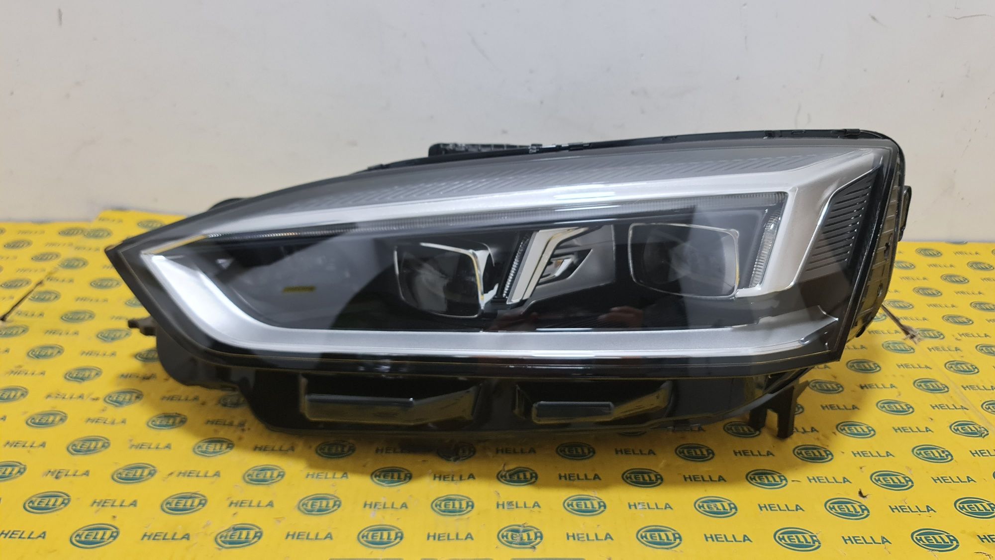Far full led matrix stanga Audi a5 b9 F5 8w6941783e
Produs original st