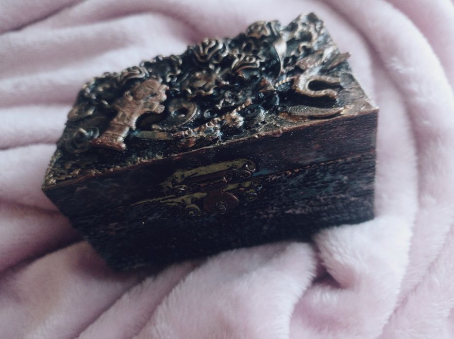 Кутийка за бижута, ръчно изработена, дървена с размери 10см*5**6см