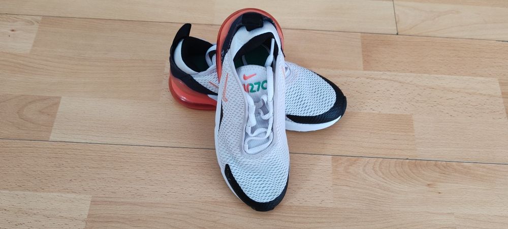 Vând adidași Nike Air Max 270