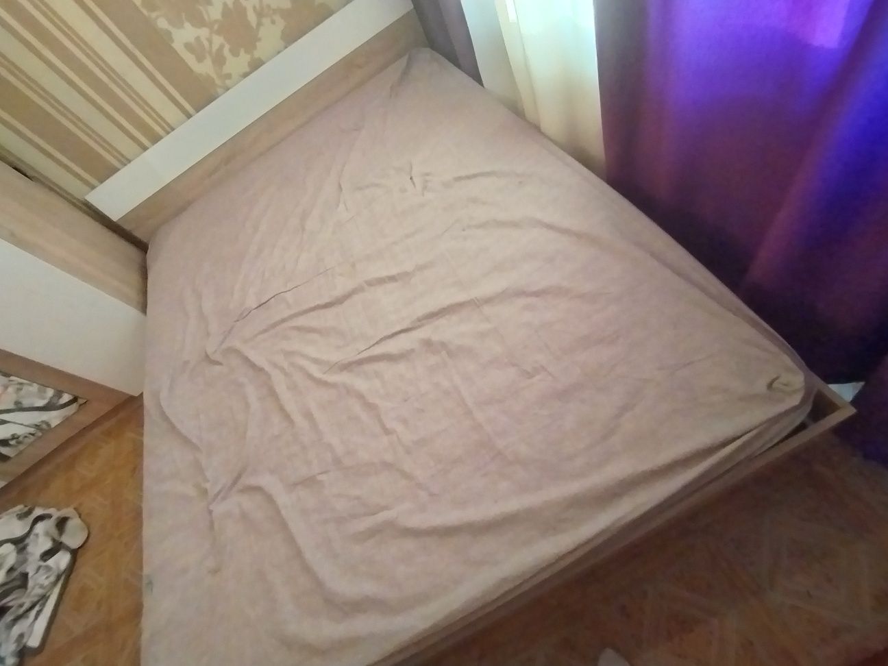 Продам кровать двухспальную и две тумбочки. Екіадамдық төсек сатамын.