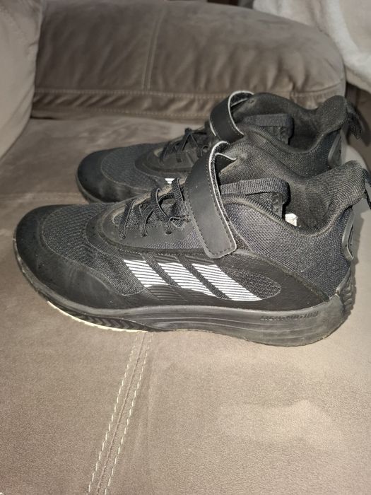 Vând încălțăminte Adidas 39.5