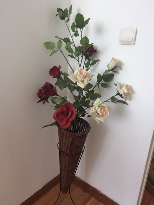Искусственные цветы с вазой