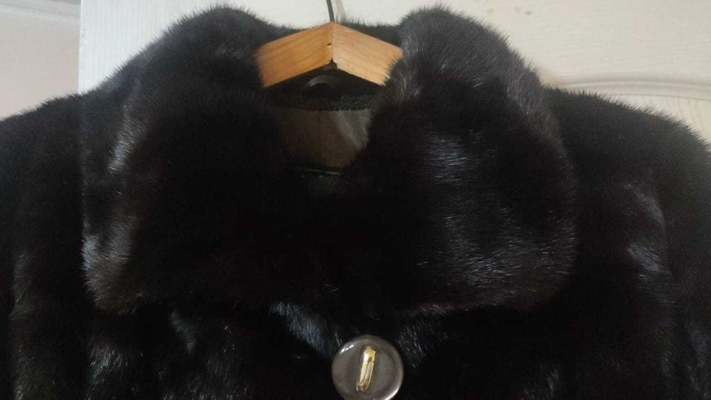 СРОЧНО продамНОВУЮ НОРКОВУЮ женскую шубу, качественный мех разм 50-52