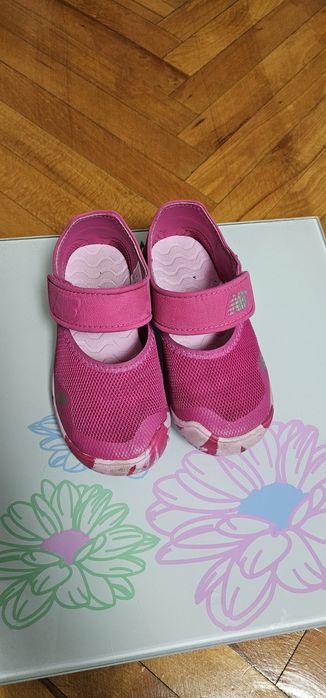 Papucei New Balance marimea 27 !