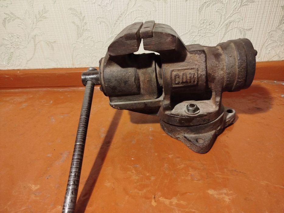 Продаю Тиски слесарные