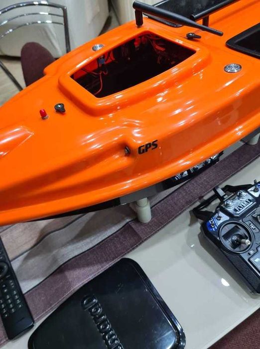 Лодка за захранка с GPS и сонар
