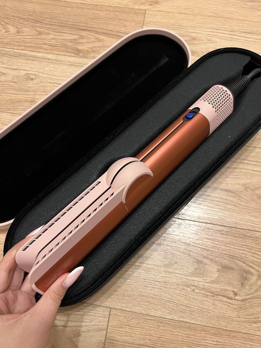 Dyson airstrait Stawberry bronze and blush pink Nou, in cutie