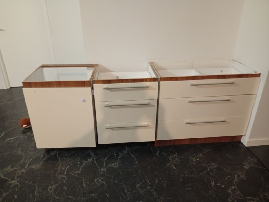 Mobilier bucătărie .500 Ron tot