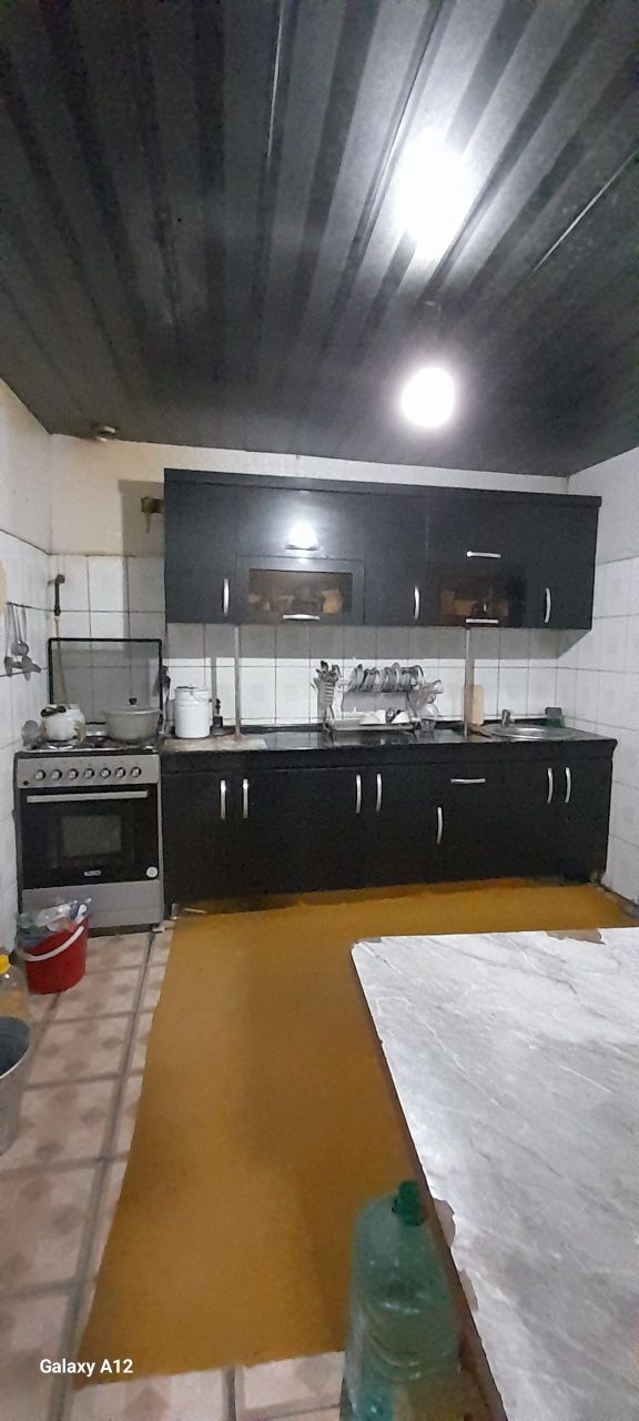 Barcha qulayliklarga ega hovli sotiladi