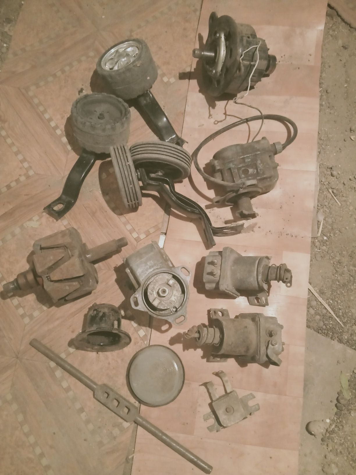 Агрегаты и детали по  электрике  авто/тракторов  СССР и другое.