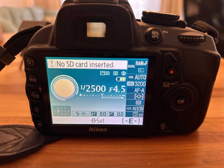 Nikon D3100 + Obiectiv Nikkor 18–55mm VR + Accesorii