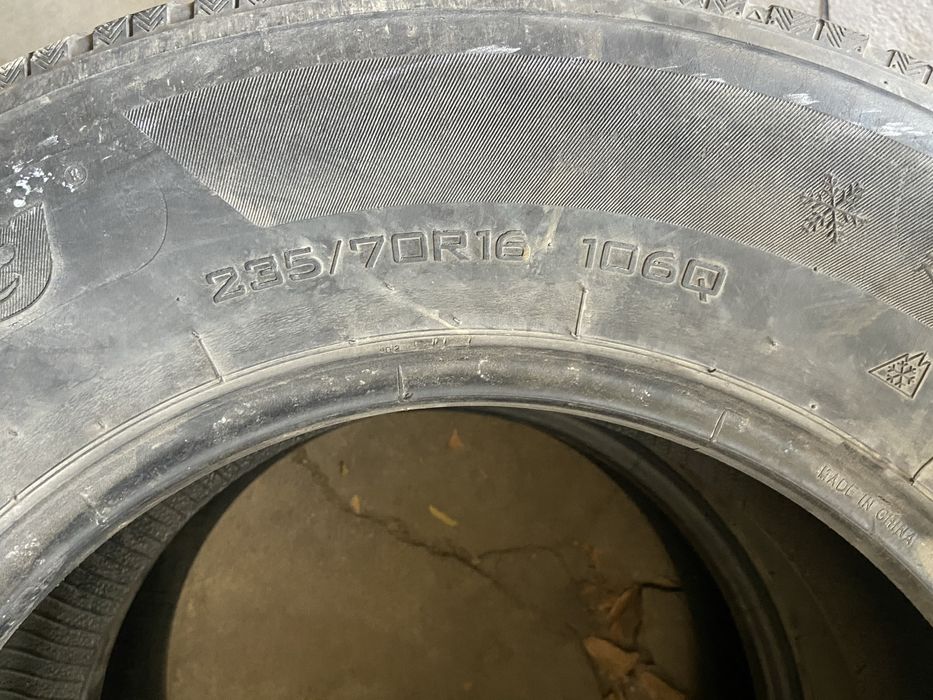 Пара зимних шин 235/70/16.
