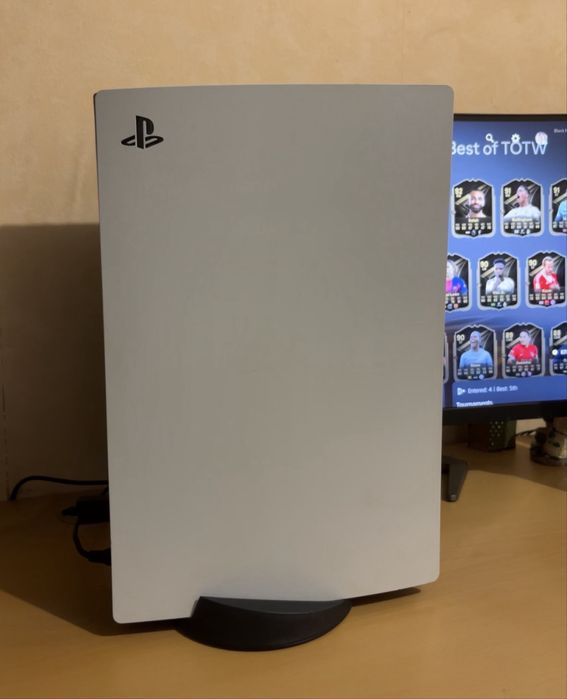 PS5 + 4 игри + FC26 дигитална – Отлично състояние