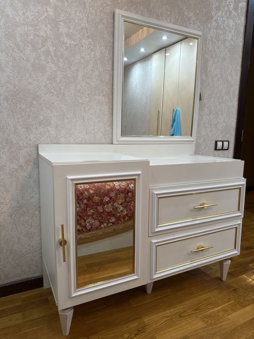 Туалетный столик с зеркалом