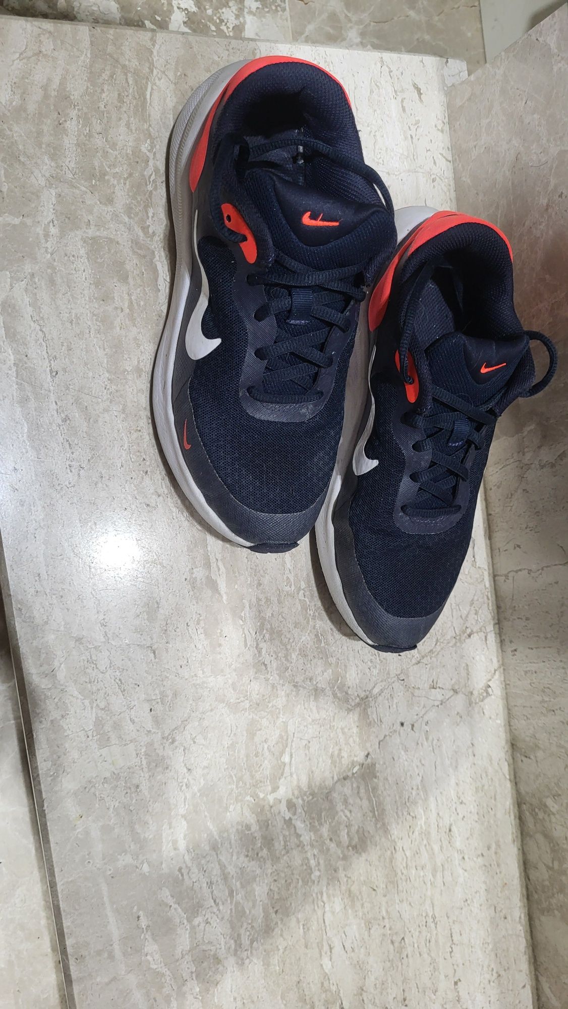 Маратонки Nike 37.5