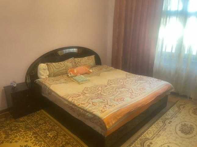 Спальня, 2 тумбочки, шкаф, и камот итальянский роза