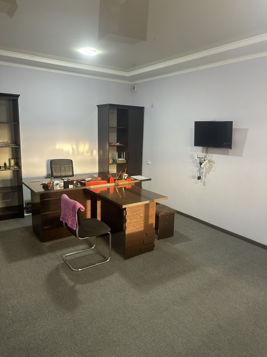 Урганч шахарда 4 900квадрат омборхона офислари билан сотилади.