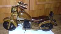 motocicleta din lemn pentru iubitori de arta