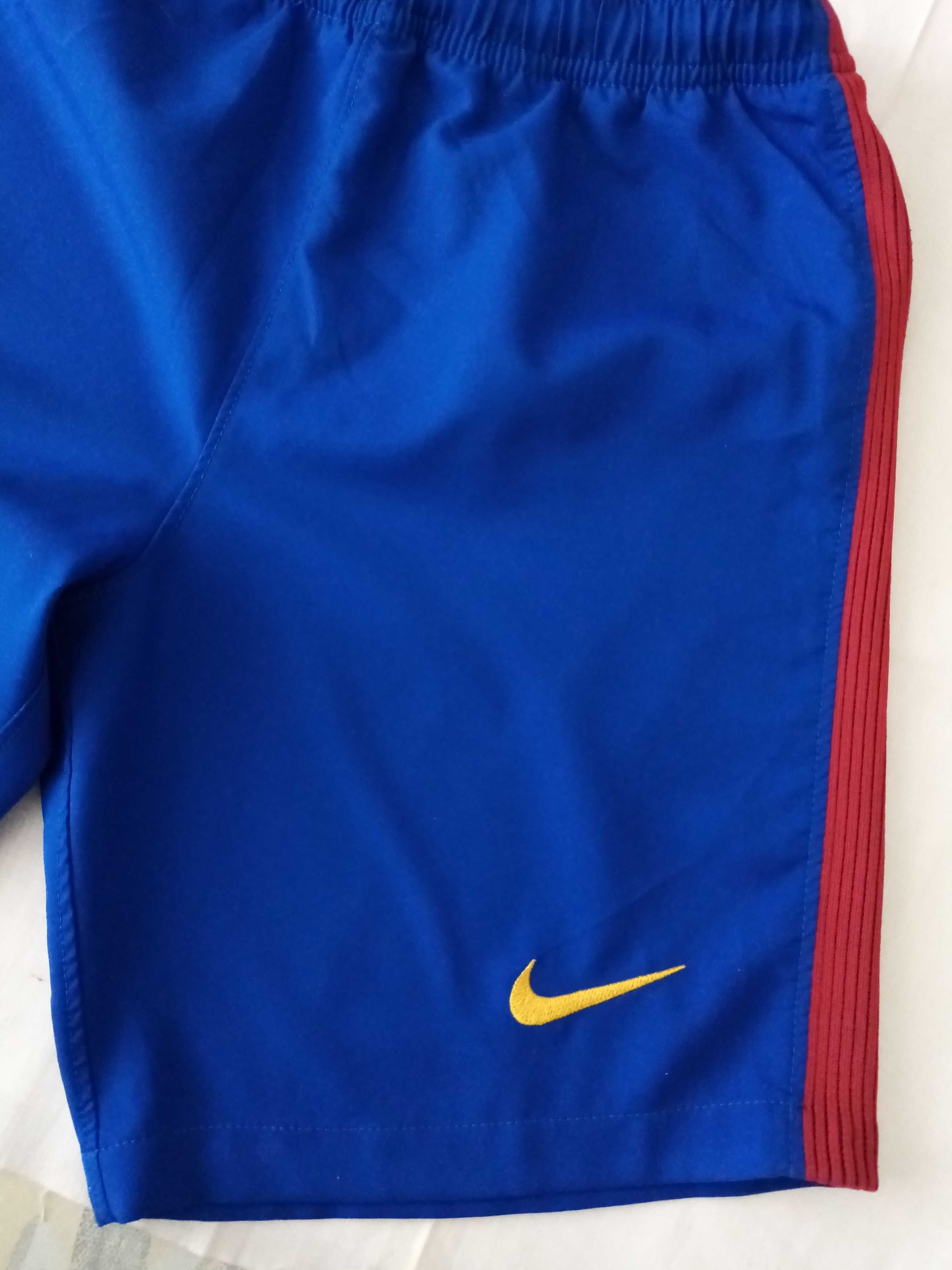Детски къси панталони Nike Barcelona и дамски спортен клин М.