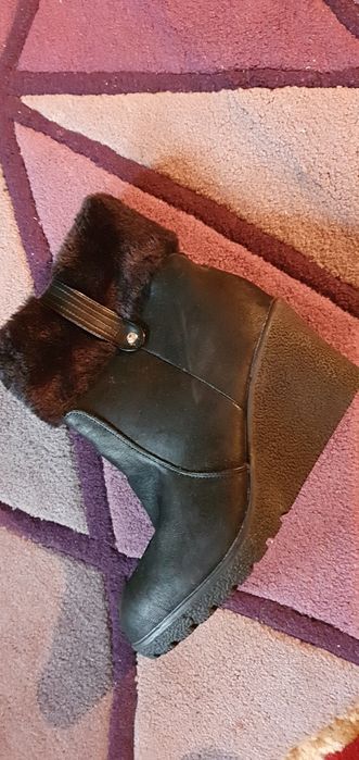 Vand ghetute noi mărimea 37