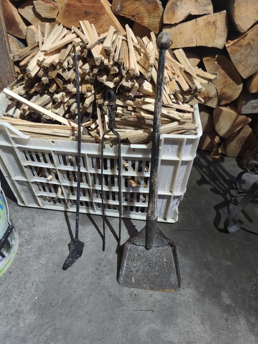 Метални аксесоари и стойка  от ковано желязо за камина и барбекю