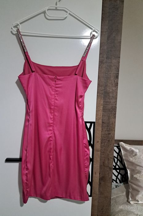 Къса розова рокля