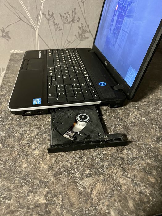 Лаптоп Fujitsu / 15.6’ / i3 / 8GB RAM