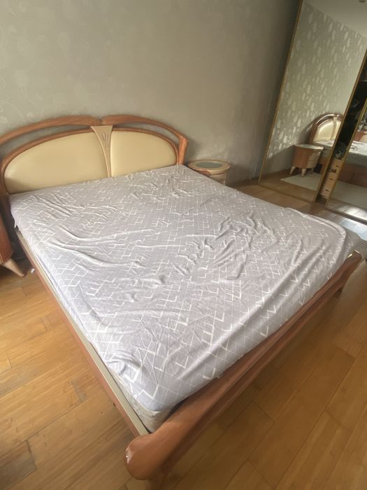 Продам кровать с изголовьем из натуральной кожи
