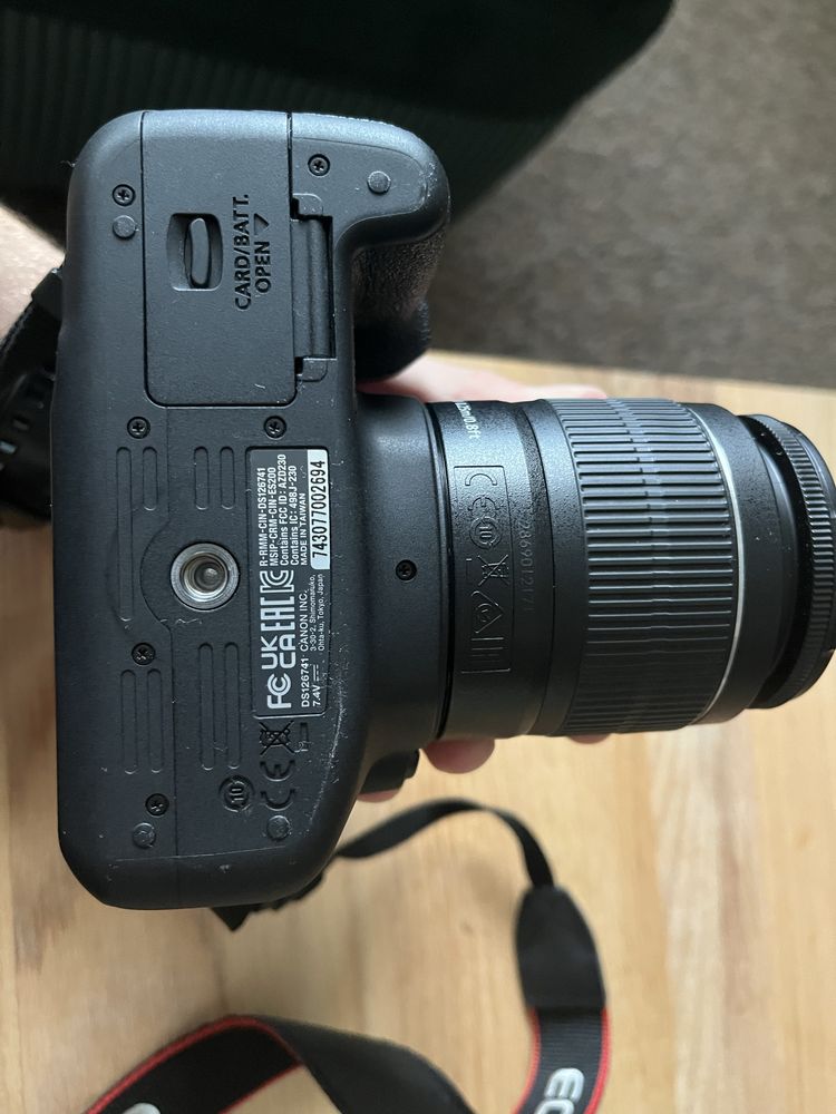 Фотоапарат Canon EOS 2000D