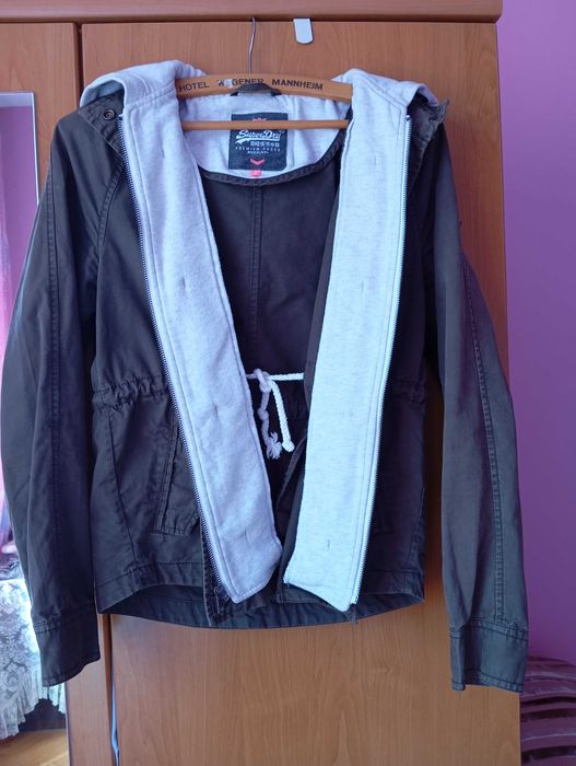 Яке,  тъмно зелено.