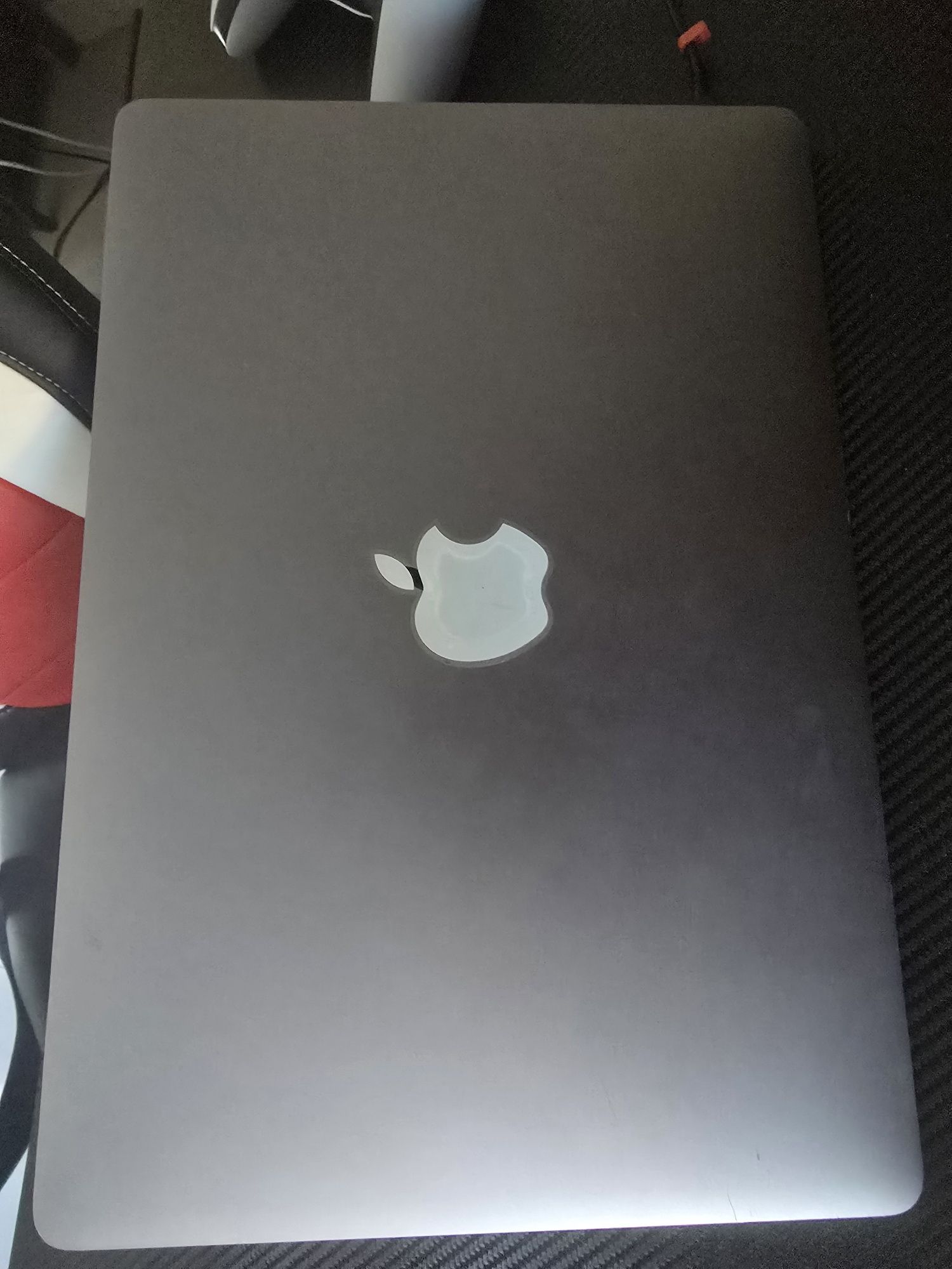 Продавам MacBook Pro 15" (2017) – 512GB SSD / 16GB RAM / i7
