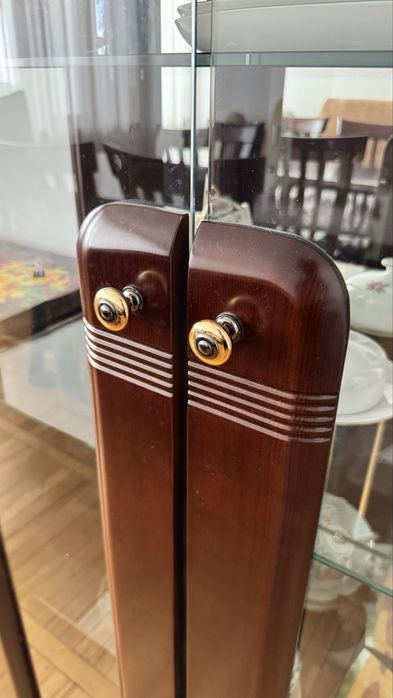 Комод и стеклянные шкафы