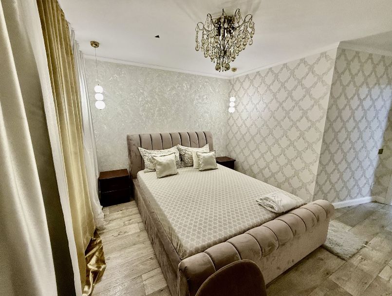 2 комнатная квартира люкс посуточно центр города, вокзал, цум, сити