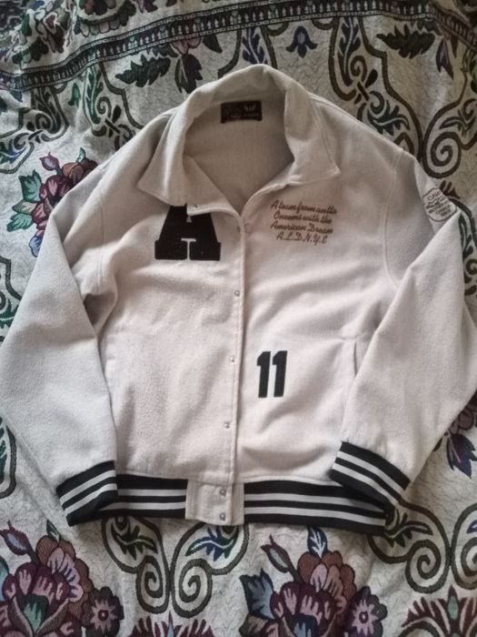 Продам бомбер белый